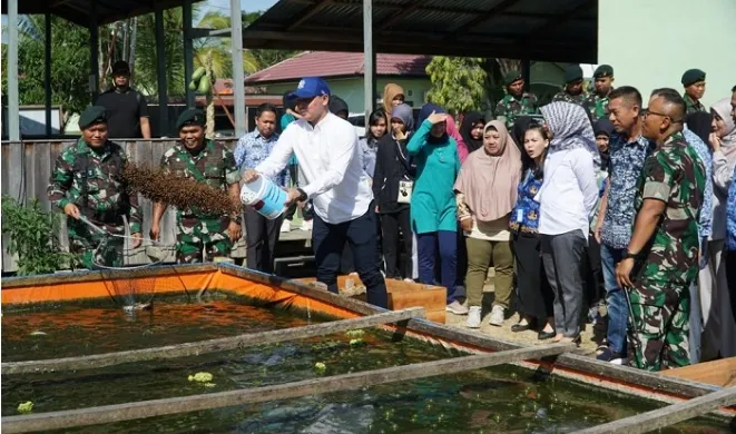 Wabup Kapuas Hulu Wahyudi Hidayat Tebar Benih Lele di Yonif Walet Sakti