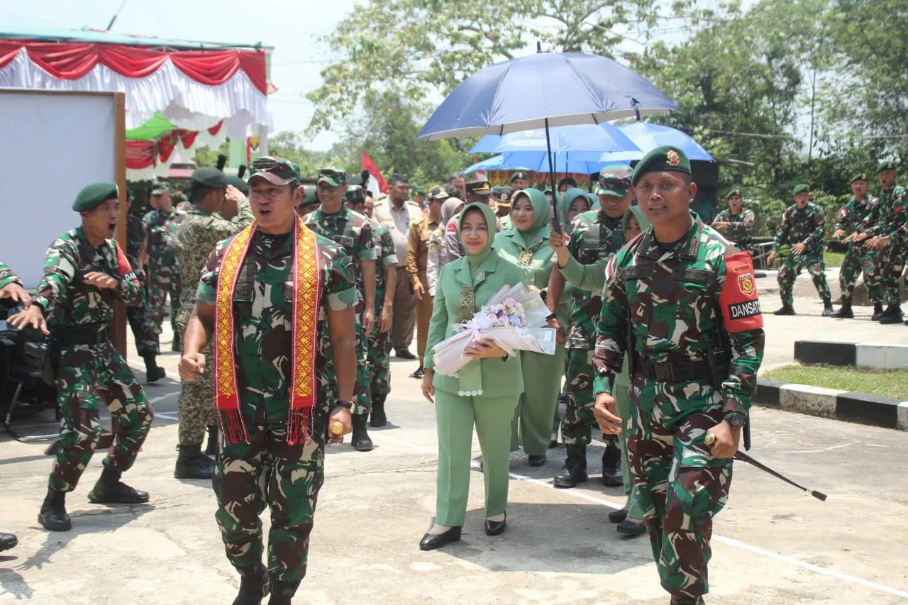 Kunjungi Satgas Yonarmed 10/Bradjamusti, Pangdam XII/Tpr Minta Prajurit Bantu Masyarakat Perbatasan