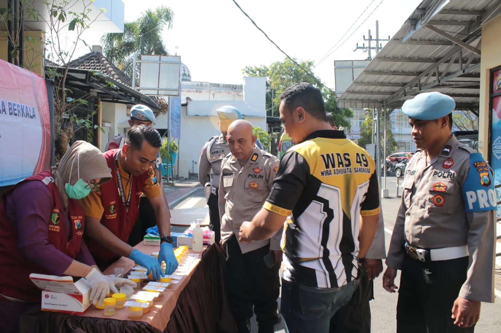 Kapolres Lakukan Tes Urin Puluhan Anggotanya : Upaya Cegah Penyalahgunaan Narkoba di Lingkungan Polres Nganjuk