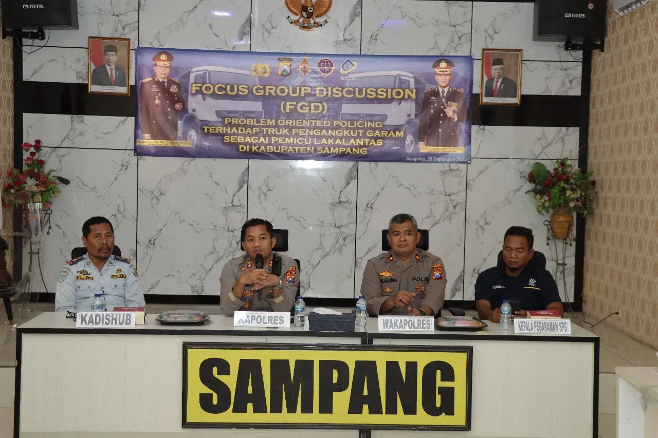 Bersama Dishub, Polres Sampang Beri Edukasi Kepada Pengusaha dan Sopir Angkutan Garam Untuk Cegah Laka