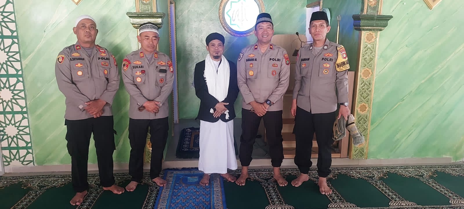 Kapolsek Pondok Aren Jadi Imam Shalat Jumat di Masjid Al Hidayah Pondok Kacang Barat