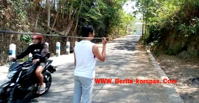Warga Sekarputih Komplain Kabel Telkom Yang Menjuntai Kebawah, Membahayakan Pengguna Jalan