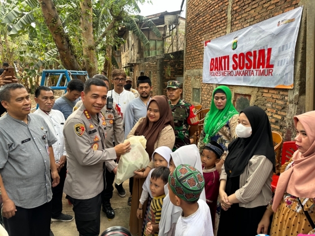 Polisi Bagikan Paket Sembako dan Alat Tulis Kepada Anak-anak di TPA Balekambang