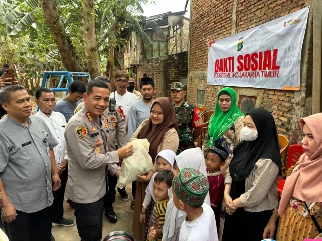 Polisi Bagikan Paket Sembako dan Alat Tulis Kepada Anak-anak di TPA Balekambang