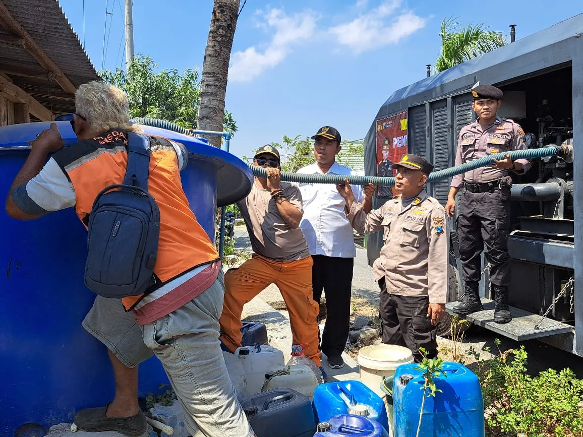 Kapolres Nganjuk Berangkatkan Bansos Air Bersih Dalam Rangkaian Kegiatan HUT Humas Polri Ke- 72 Tahun 2023