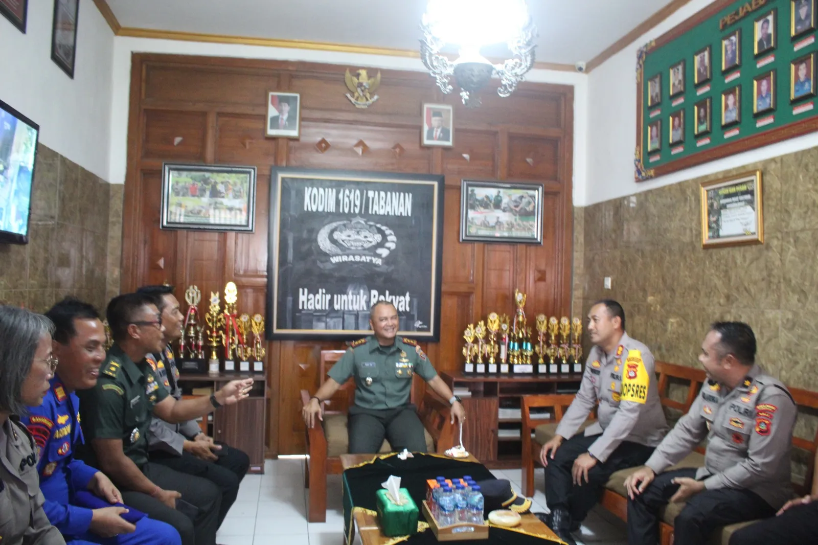 Perkuat Sinergitas Dalam Menjaga Kamtibmas Diwilayah, Kapolres Tabanan Berikan Surprise HUT TNI Kepada Dandim Tabanan