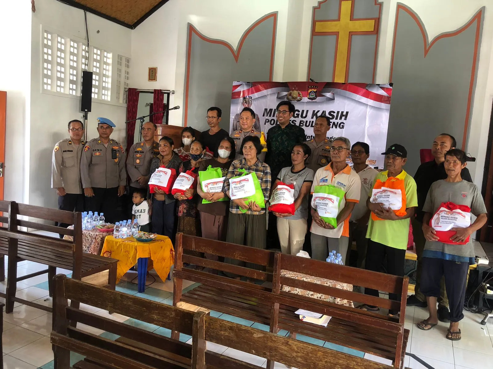 Minggu Kasih, Polres Buleleng Pemberian Tali Kasih di Gereja Imannuel Desa Sangsit
