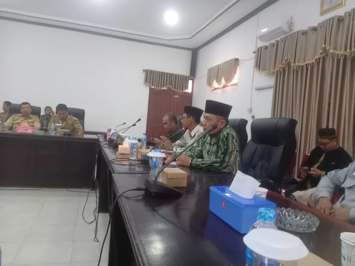 Desak Pembangunan Keraton,Puluhan Warga Perundohan Kerajaan Simpang Datangi Kantor DPRD Kayong Utara