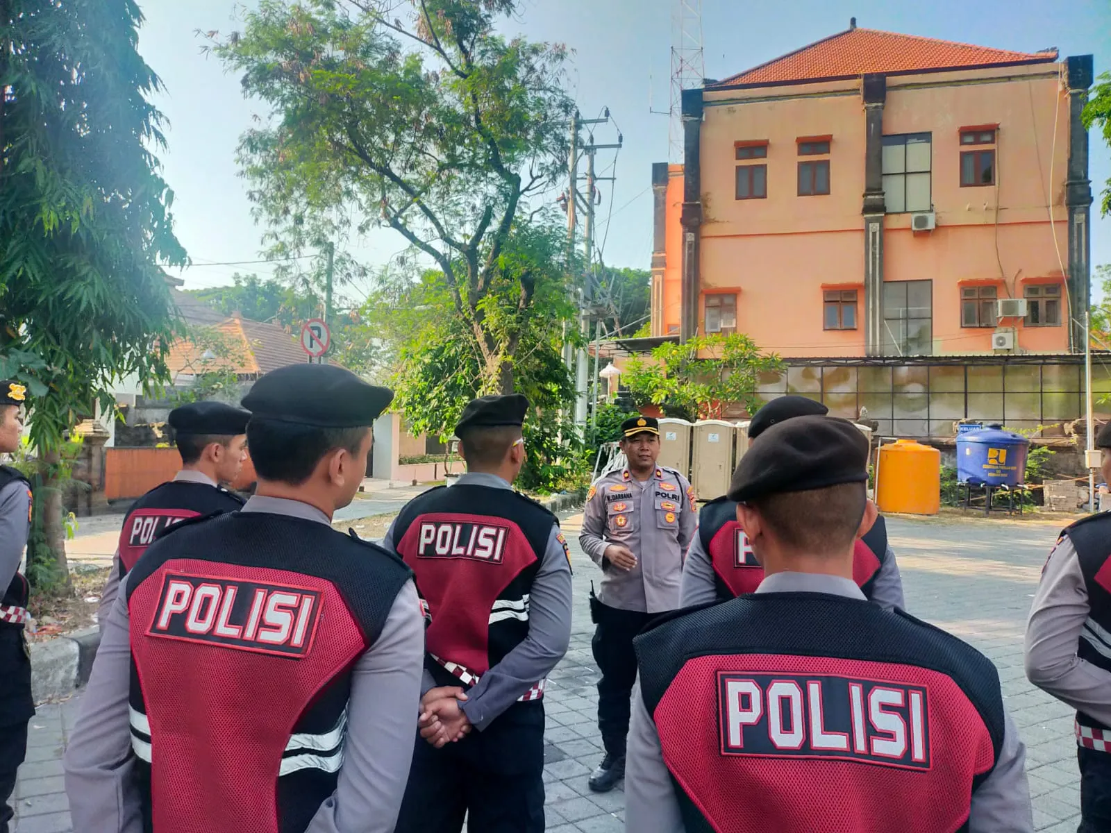 Pengamanan KTT, Kapolsek Dentim Lakukan Pengecekan Personil Kepolisian di Lapangan Renon