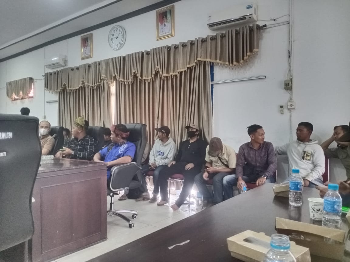 Guna Mempertahankan Bukit Mandi Punai Yang di Garap Perusahaan. Warga Durian Sebatang Mendatangi Kantor DPRD Kayong Utara