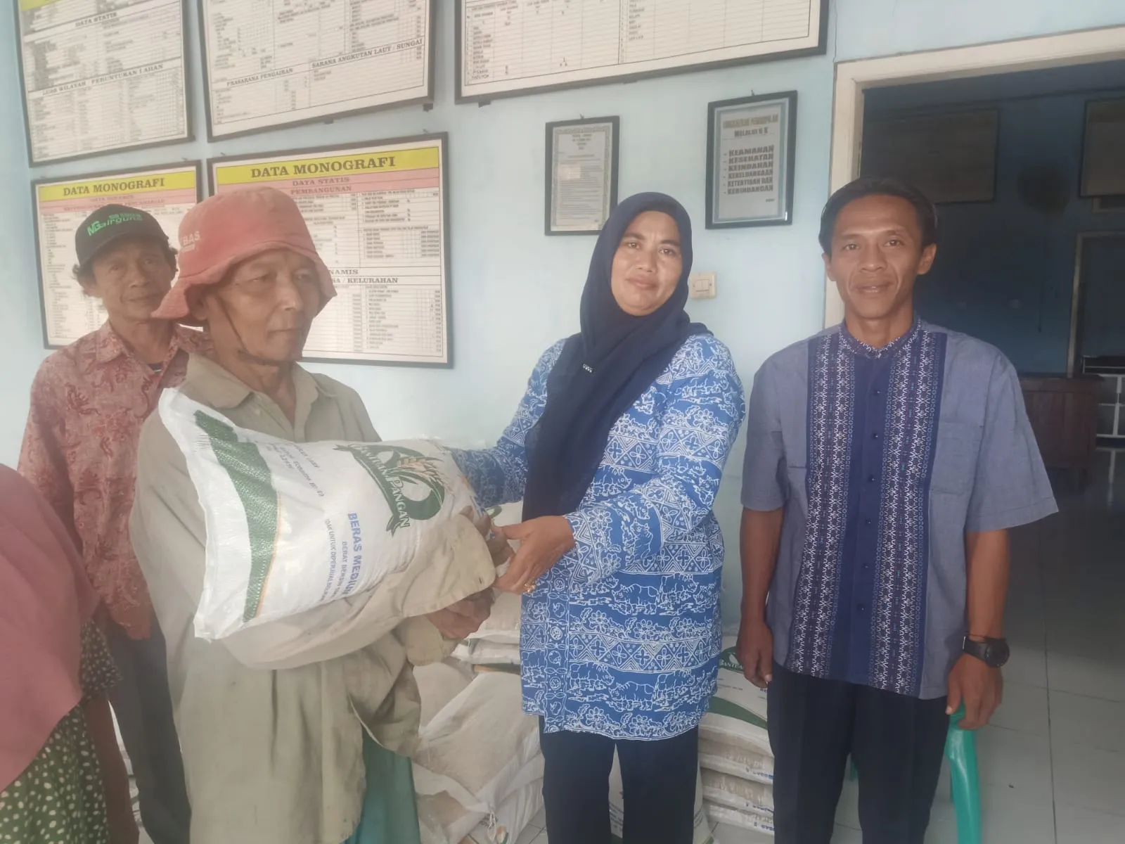 Pemerintah Desa Cimanggu Kecamatan Cimanggu Menyalurkan Bantuan Pangan Beras Tahap11 10 Kg Dari Dinas Sosial Kabupaten Pandeglang