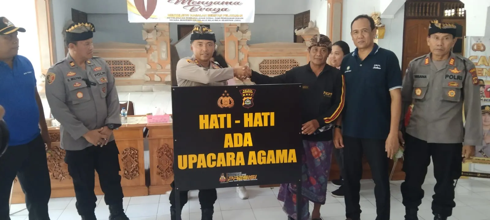 Kapolres Jembrana Menyama Beraya Jumat Curhat Dengan Tokoh Agama dan Masyarakat Desa Tuwed