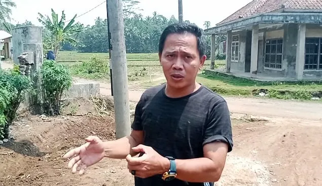 Dianggap Halangi Jalan, Warga Wangkelang Minta PLN Pindahkan Tiang Listrik