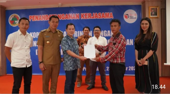 Bupati Kapuas Hulu Hadiri Penandatanganan Kerjasama Antara Koperasi Desa Beringin Dengan PT Tanjung Pura Perkasa