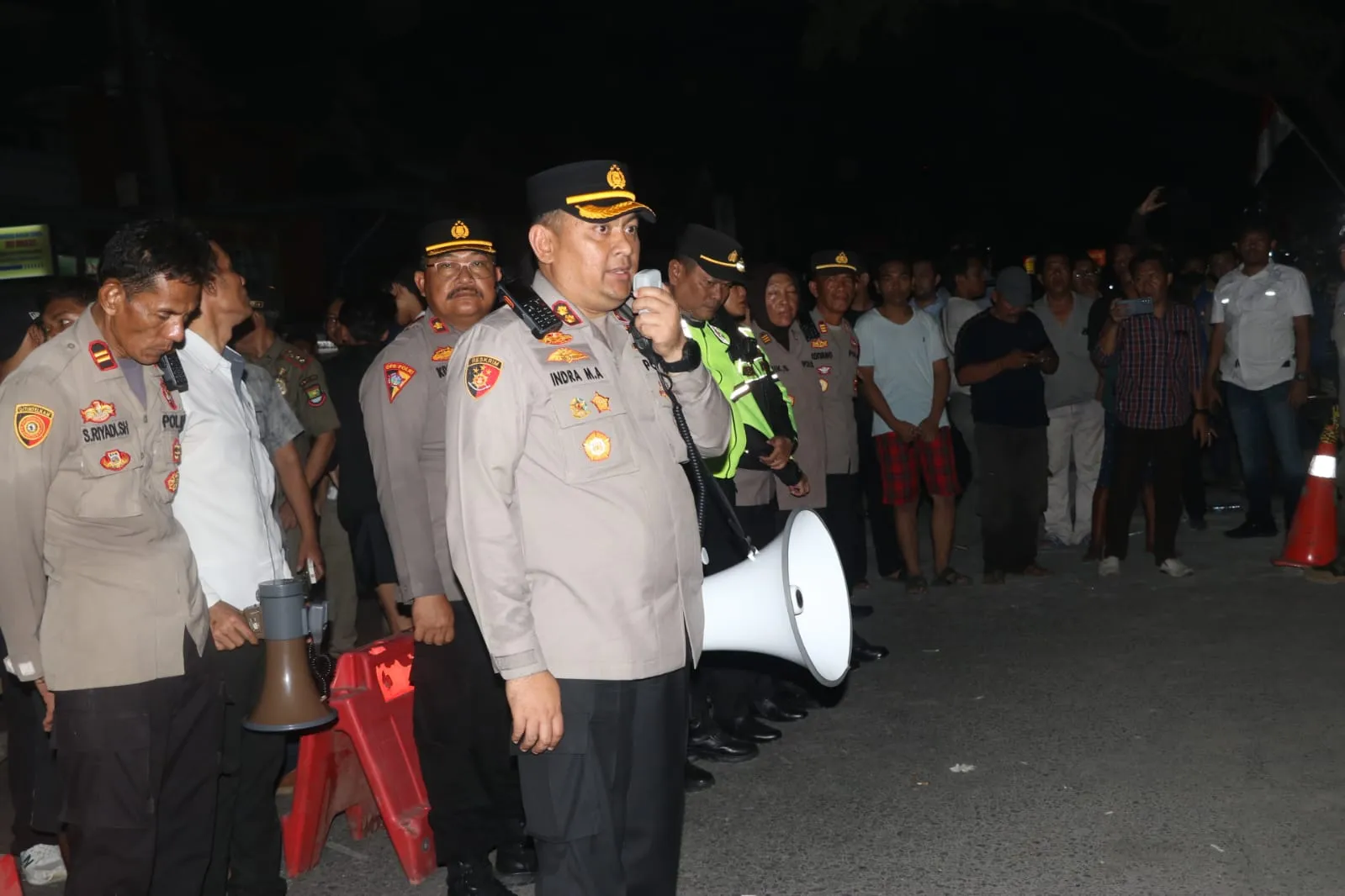Proses Pemasangan Plang Pemberitahuan di Pasar Kutabumi Dihalangi Pedagang