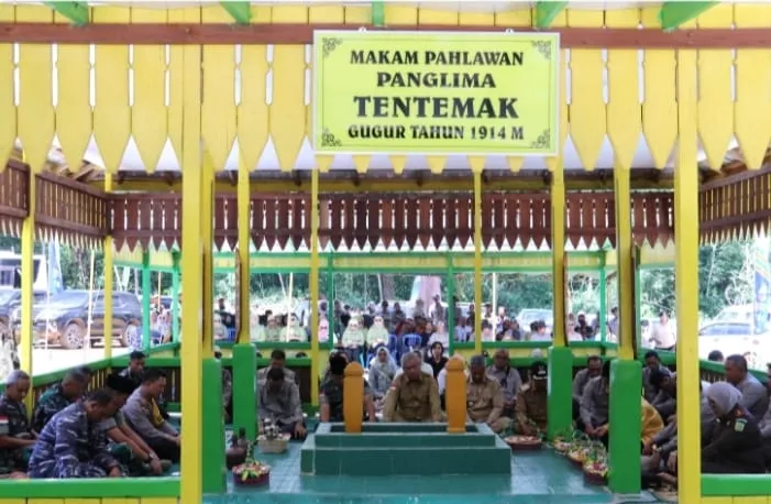 Pj Gubernur Kalbar Kunjungi Makam Panglima Tentemak di Tumbang Titi Ketapang