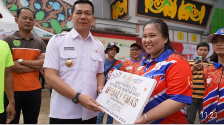 Bupati Kapuas Hulu Salurkan Bonus Kepada Atlit Prestasi