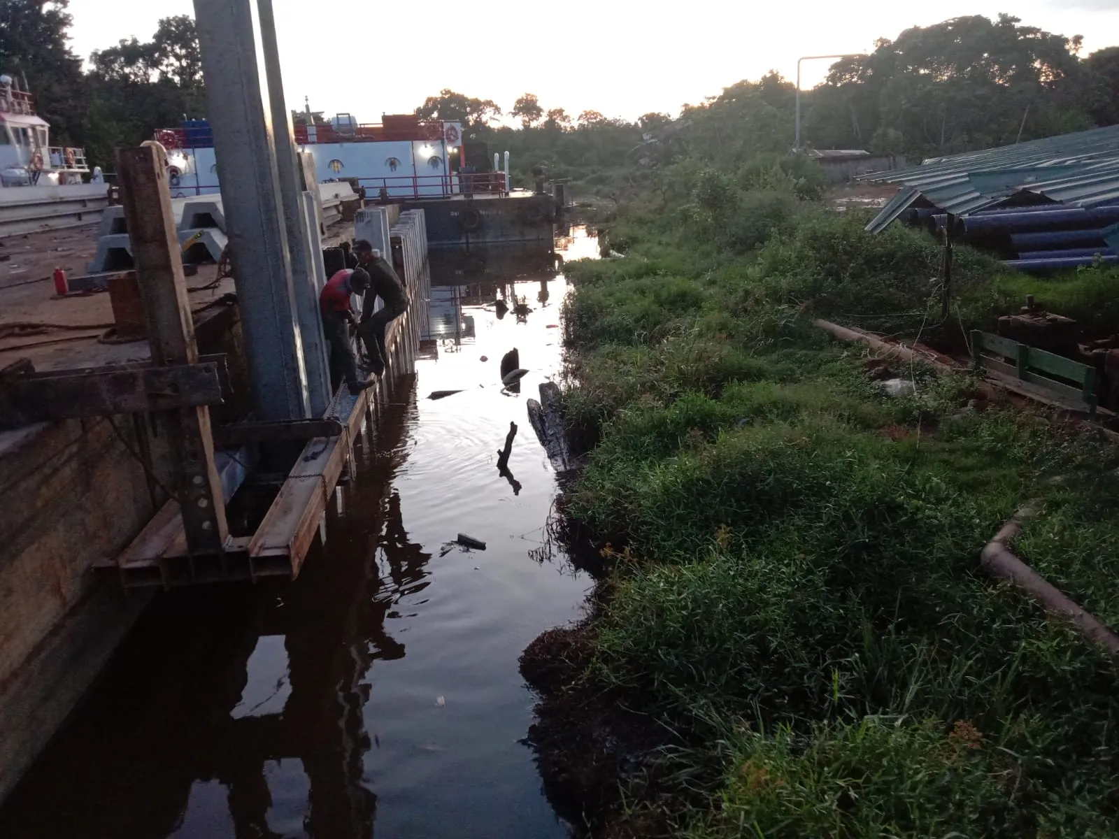 Warga Kayong Utara Protes PT. SMP, Diduga Menghambat Lalu Lintas Sungai