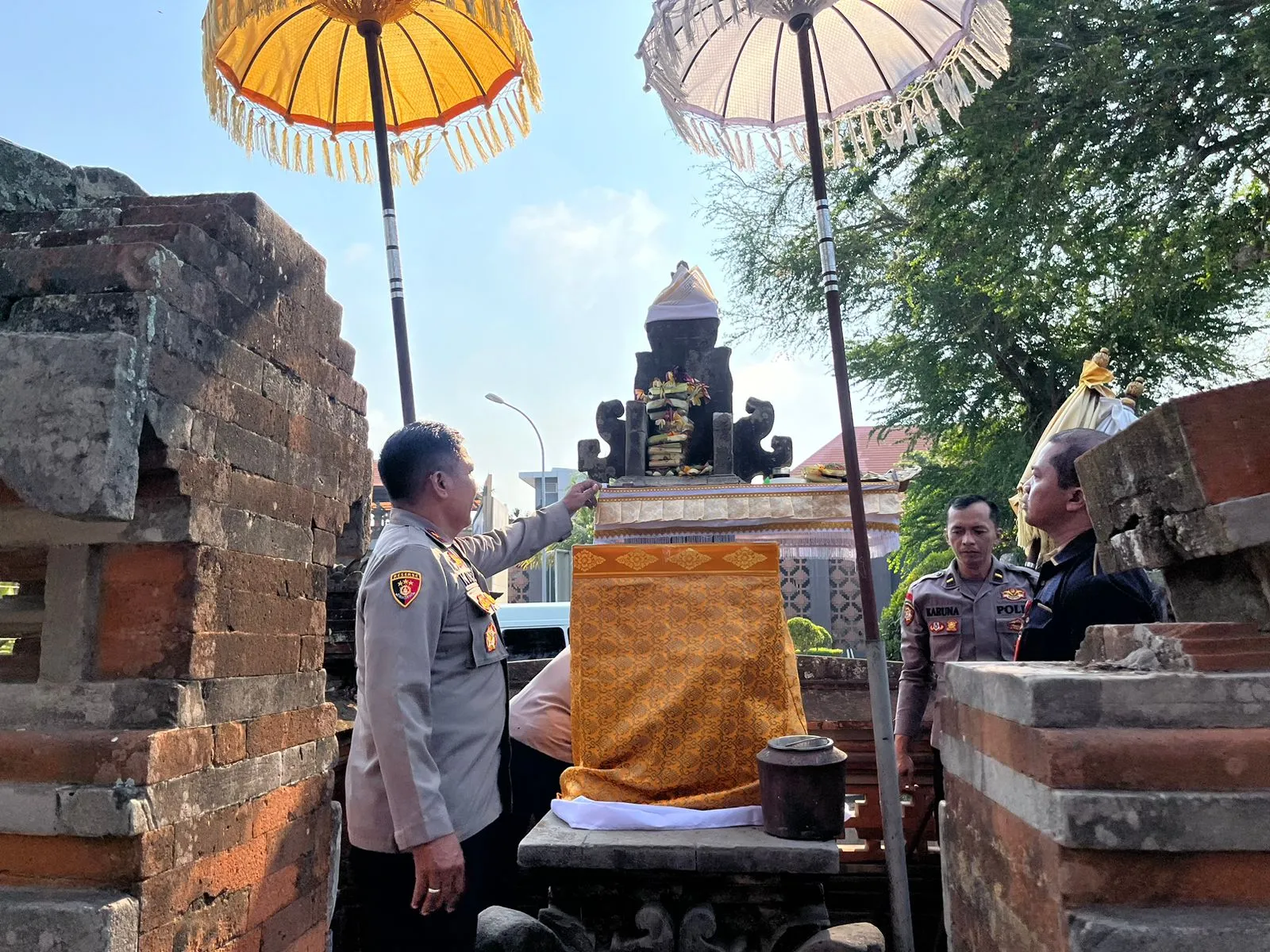 Jelang Piodalan, Puluhan Personil Polres Bandara Ngurah Rai “Ngayah” Bersih - Bersih