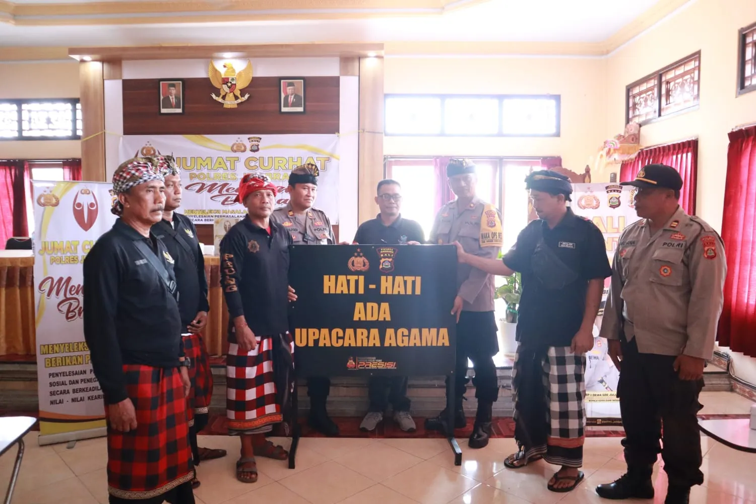 Mebraya : Giat Rutin Kapolres Jembrana Didampingi Kapolsek Melaya Dalam Jumat Curhat