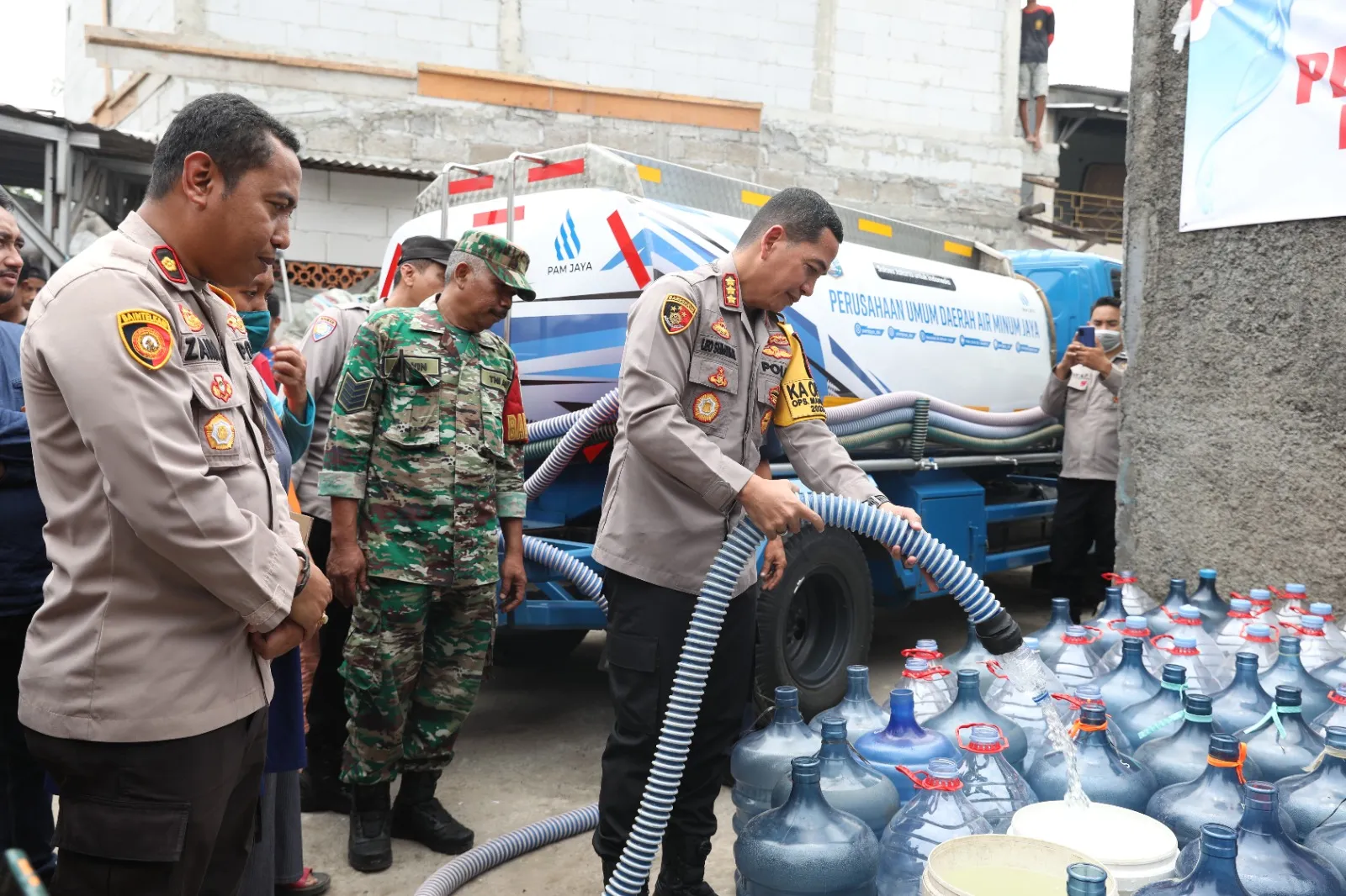 15 Ribu Liter Air bersih Dibagikan Polres Jakarta Timur Kepada Masyarakat Slum Area di Pinang Ranti Makasar