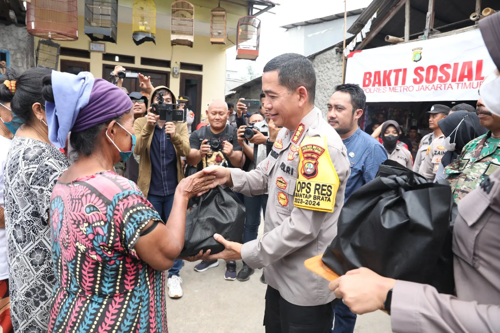 Polres Jakarta Timur Bagikan Ratusan Paket Sembako Kepada Masyarakat di Jumat Berkah