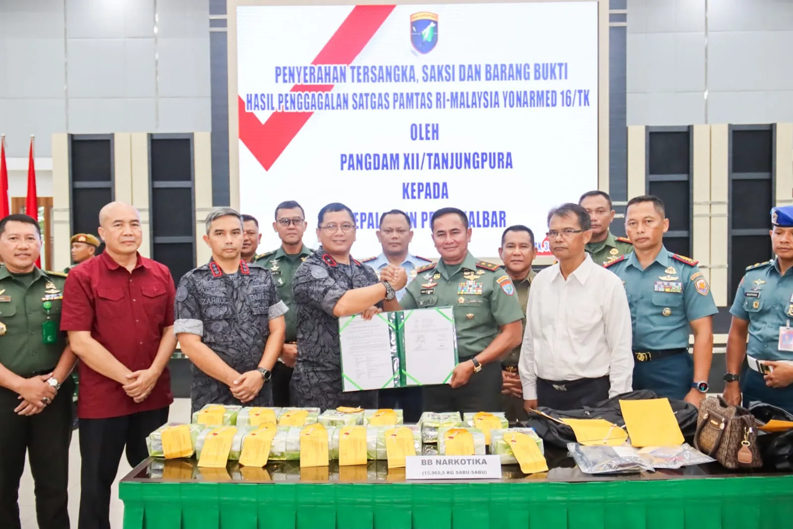 Pangdam XII/Tpr Serahkan 3 Tersangka dan Barang Bukti 15,75 Kg Sabu ke BNNP Kalbar, Dua Orang WNA Malaysia