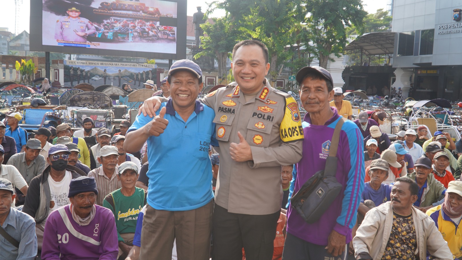 "Pupuk Kebersamaan Bersama Abang Becak, Kapolrestabes Surabaya Ajak Sarapan Pagi dan Bagikan Paket Sembako"