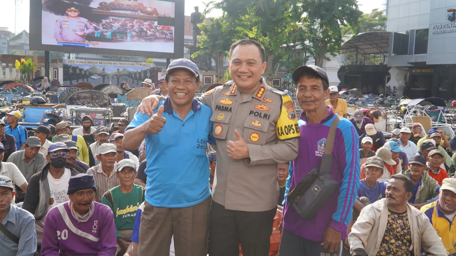 "Pupuk Kebersamaan Bersama Abang Becak, Kapolrestabes Surabaya Ajak Sarapan Pagi dan Bagikan Paket Sembako"