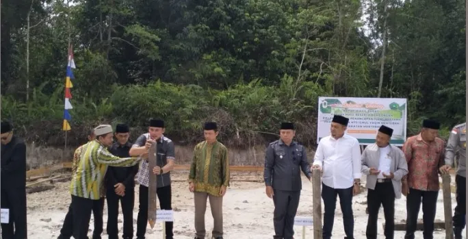 Wabup Kapuas Hulu Melaksanakan Penancapan Tiang Pertama Pembangunan Mts. Ilmul Yaqin Mentebah