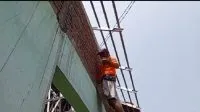 Foto teks: Jarak usuk galvalum yang diduga terlalu lebar dam tidak sesuai speack selasa (10/10/2023).