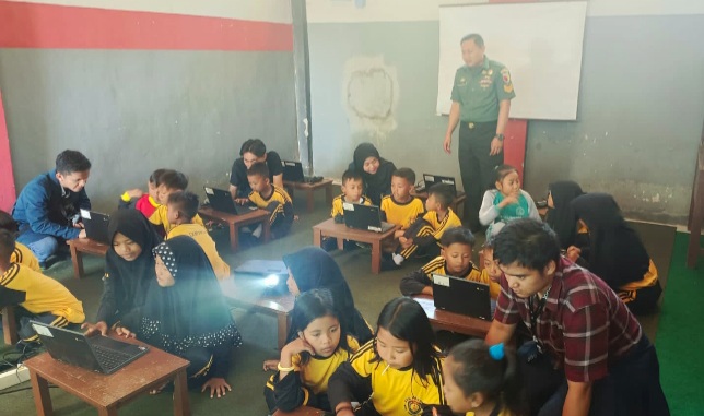 Persiapkan Kader Bangsa, Babinsa Paguan Koramil 0822/03 Tegalampel, Masuk Sekolah