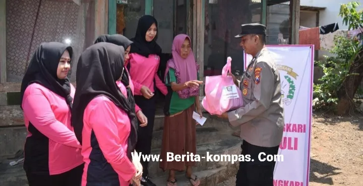 Bersama Bhayangkari, Polsek Maesan Bagikan Puluhan Sembako dan Santunan Dalam Acara jum'at Berkah
