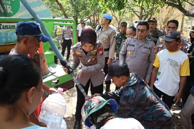 Polres Kediri Kota Kembali Droping Air Bersih Untuk Warga Desa Manyaran