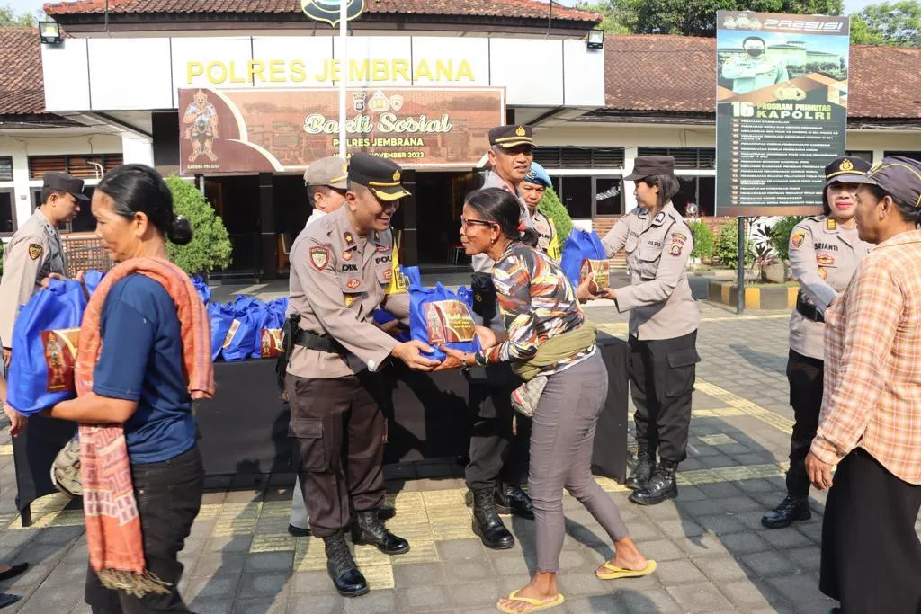 Acara Bakti Sosial Polres Jembrana: Bagikan Sembako Kepada Masyarakat Kurang Mampu