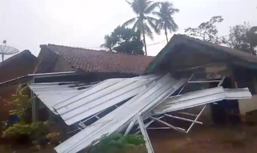 Angin Puting Beliung Robohkan Atap Rumah seorang Wartawan di Pringsewu Lampung
