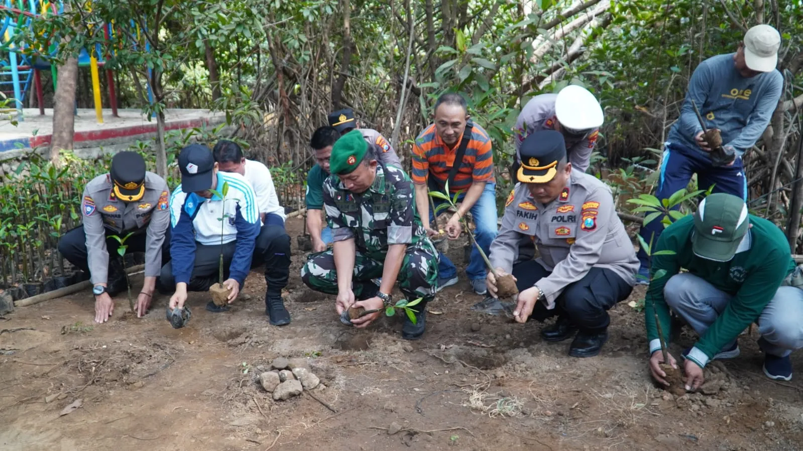 Dalam Rangka Polri Melestarikan Lingkungan, SDM Polrestabes Surabaya Tanam Ratusan Pohon Mangrove