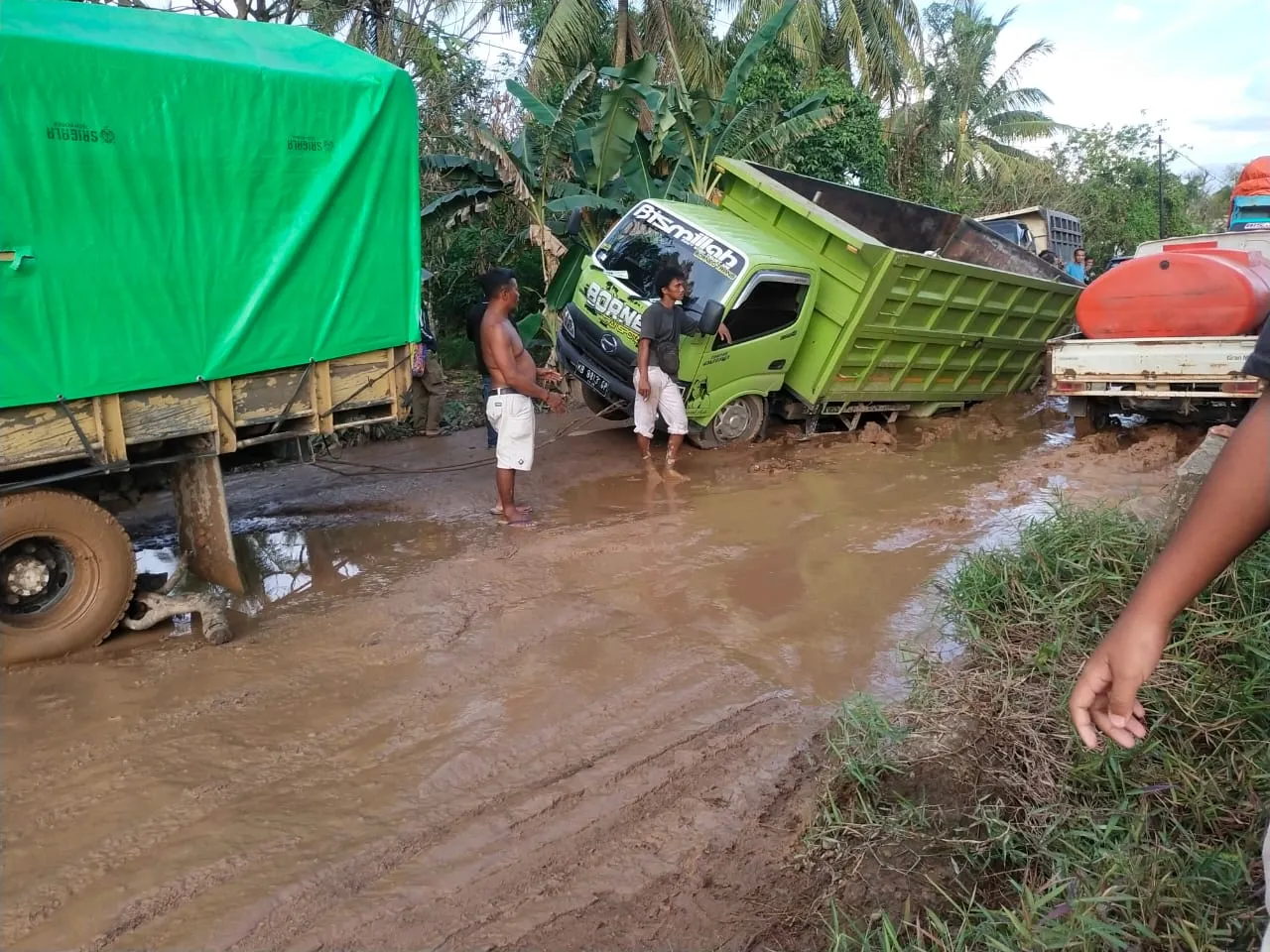 Akibat Rusak Parah,Jalan Poros Siduk Sukadana Macet