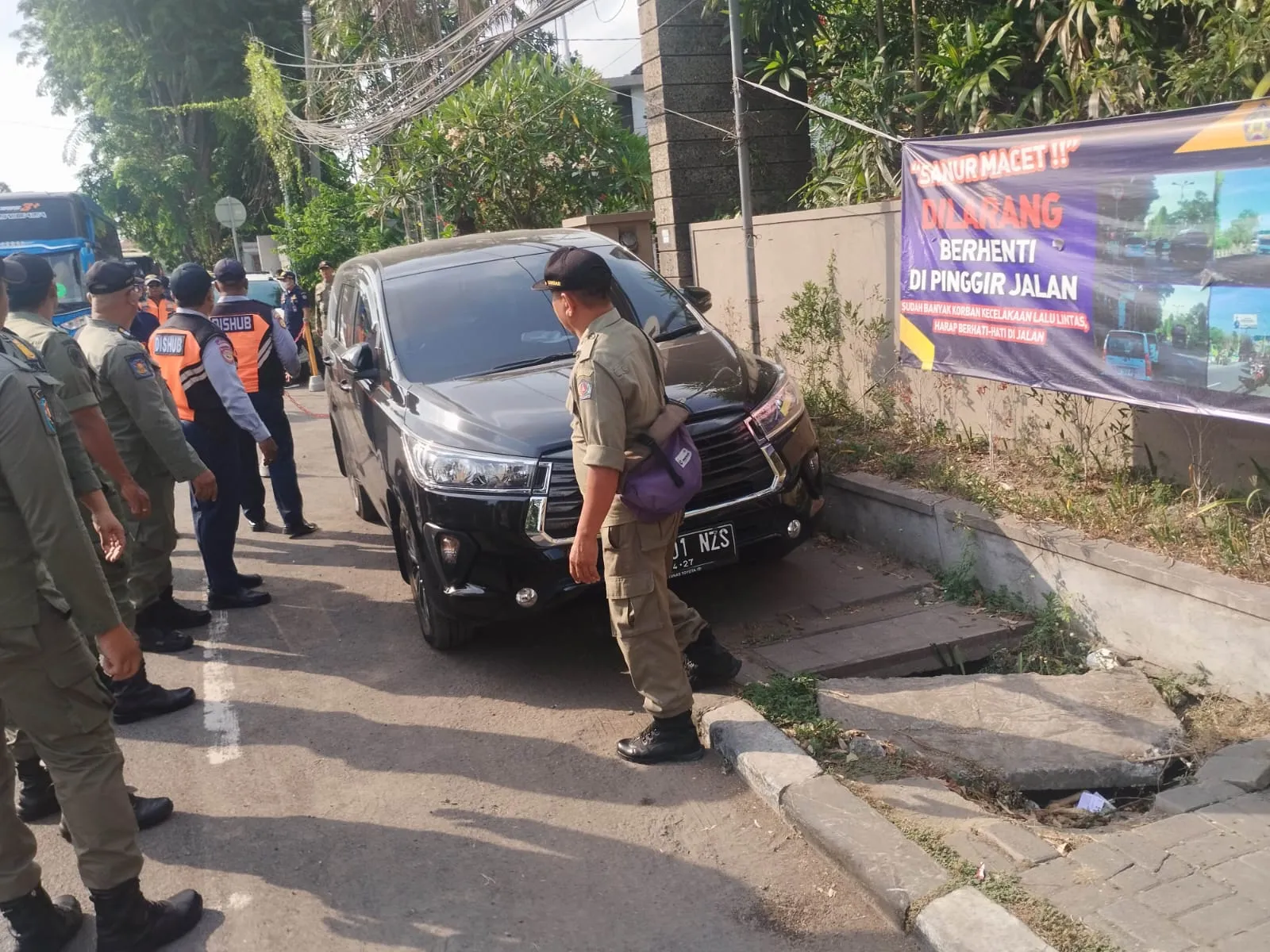 Polsek Densel Bersama Tim Gabungan Laksanakan Penertiban Parkir Liar Disepanjang Jalan Pantai Matahari Terbit