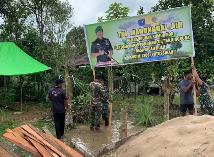 Laksanakan Perintah Pangdam XII/Tanjungpura Kodim 1206/Pts Bersama Masyarakat Desa Sibau Hulu Kerja Bakti Dalam Pembuatan Sumur Bor