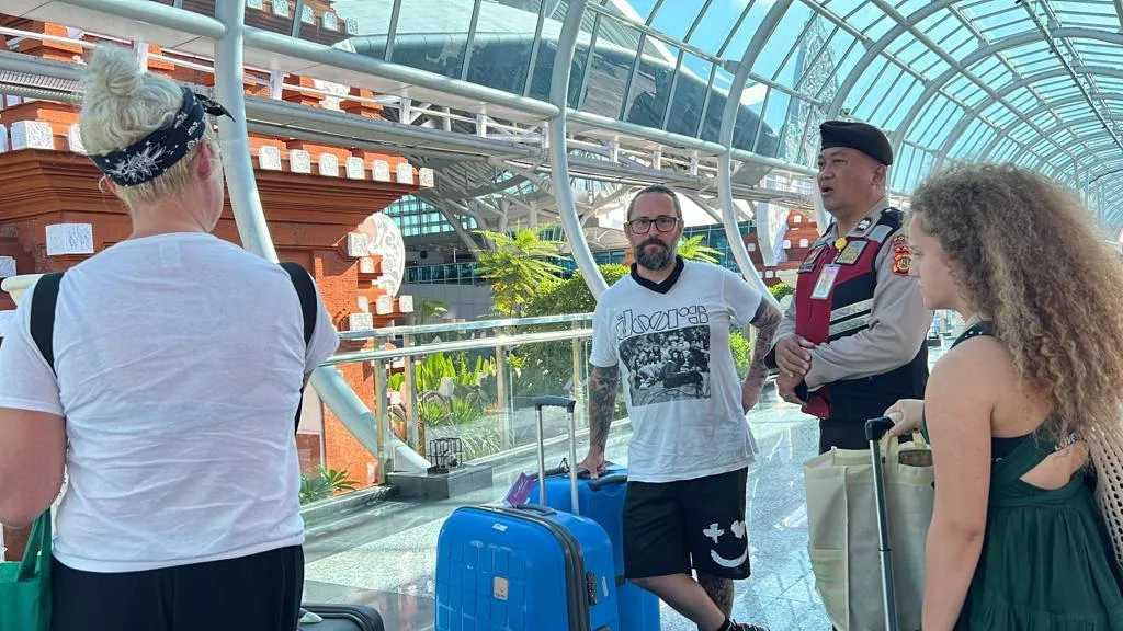 Personil Polres Bandara Ngurah Rai Laksanakan Giat Pengamanan dan Himbauan Kamtibmas di Terminal International Bandara Ngurah Rai