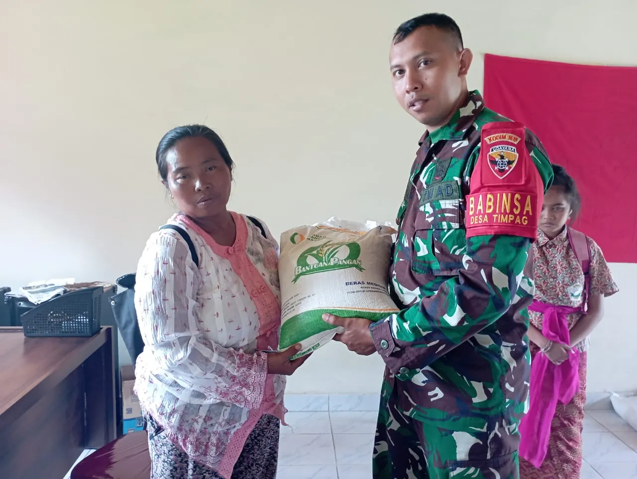 Peduli Terhadap Kesejahteraan Masyarakat Yang Kurang Mampu, Babinsa Desa Timpag Dampingi Penyaluran Bantuan Pangan