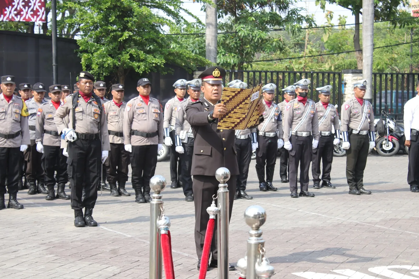 Polres Nganjuk Gelar Upacara Bendera Peringati Semangat Juang Pahlawan 10 November 2023