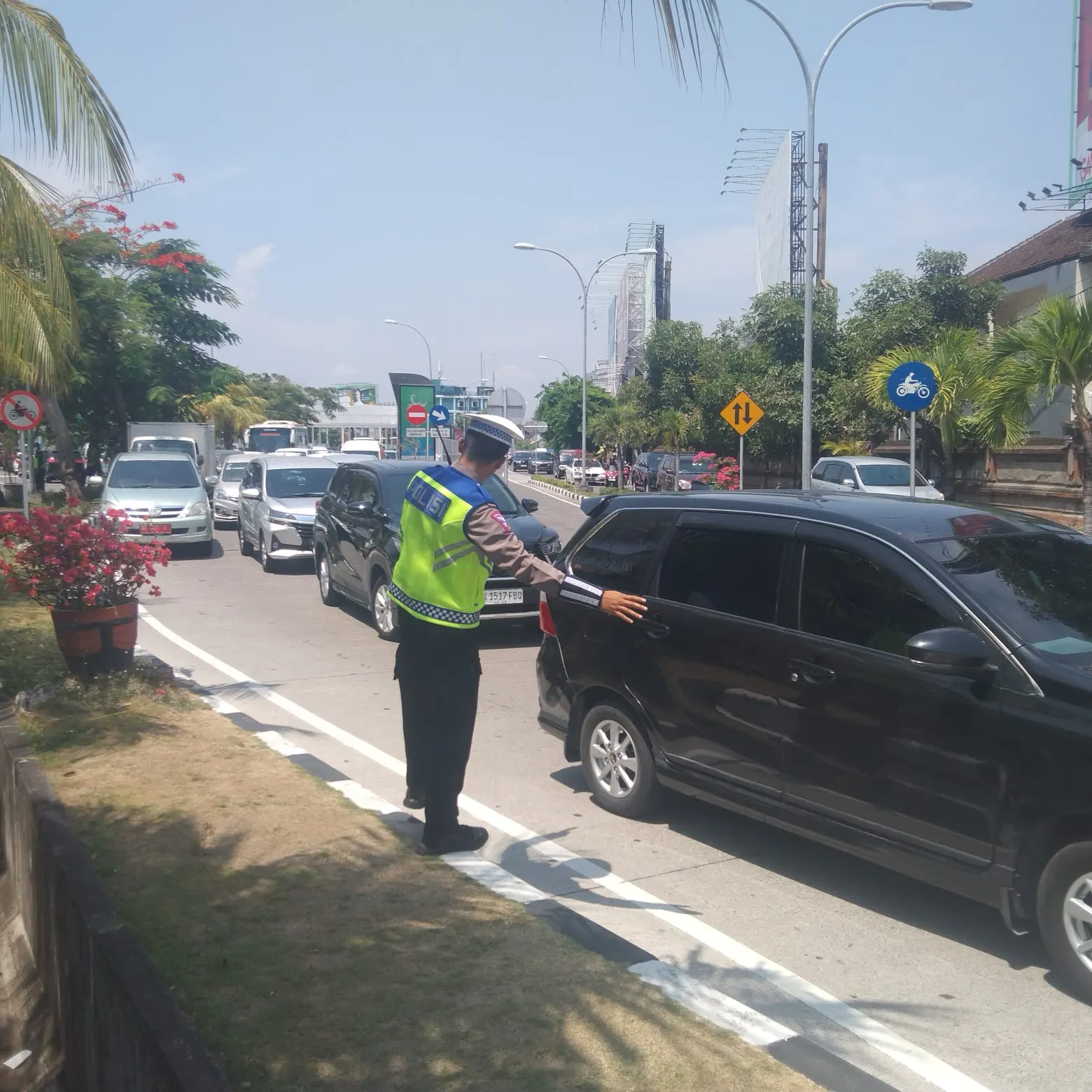 Peningkatan Arus Lalu Lintas Keluar Bandara, Personil Polres Bandara Ngurah Rai Antisipasi Beberapa Titik