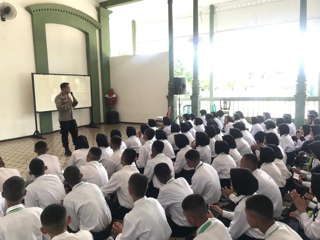 Sat Binmas Polres Pasuruan Kota Hadir Dalam Diklat dan Pengukuhan Foka-PKS SMK Negeri 1