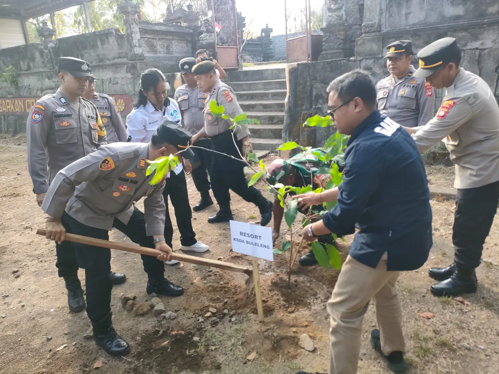 Perubahan Ikim Polres Buleleng Beserta Jajaran Dan Instansi Terkait Melakukan Penanaman Pohon