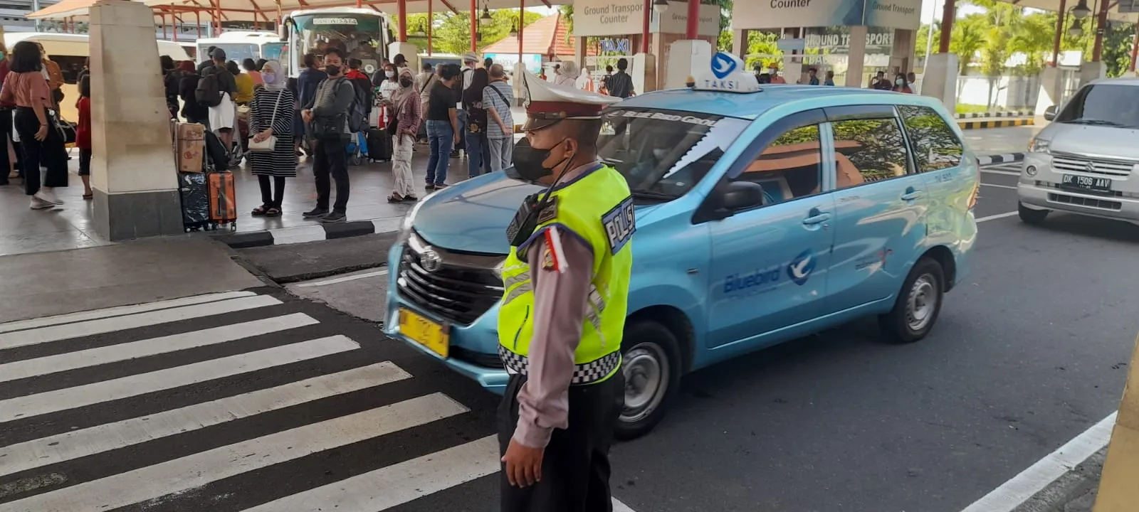 Demi Kelancaran dan Kenyamanan Masyarakat Polres Bandara Ngurah Rai Tempatkan Personilnya di Koridor Kedatangan Domestik