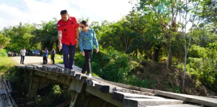 Bupati Kapuas Hulu Tinjau Jembatan Sungai Irat Desa Payang Yang Hampir Roboh