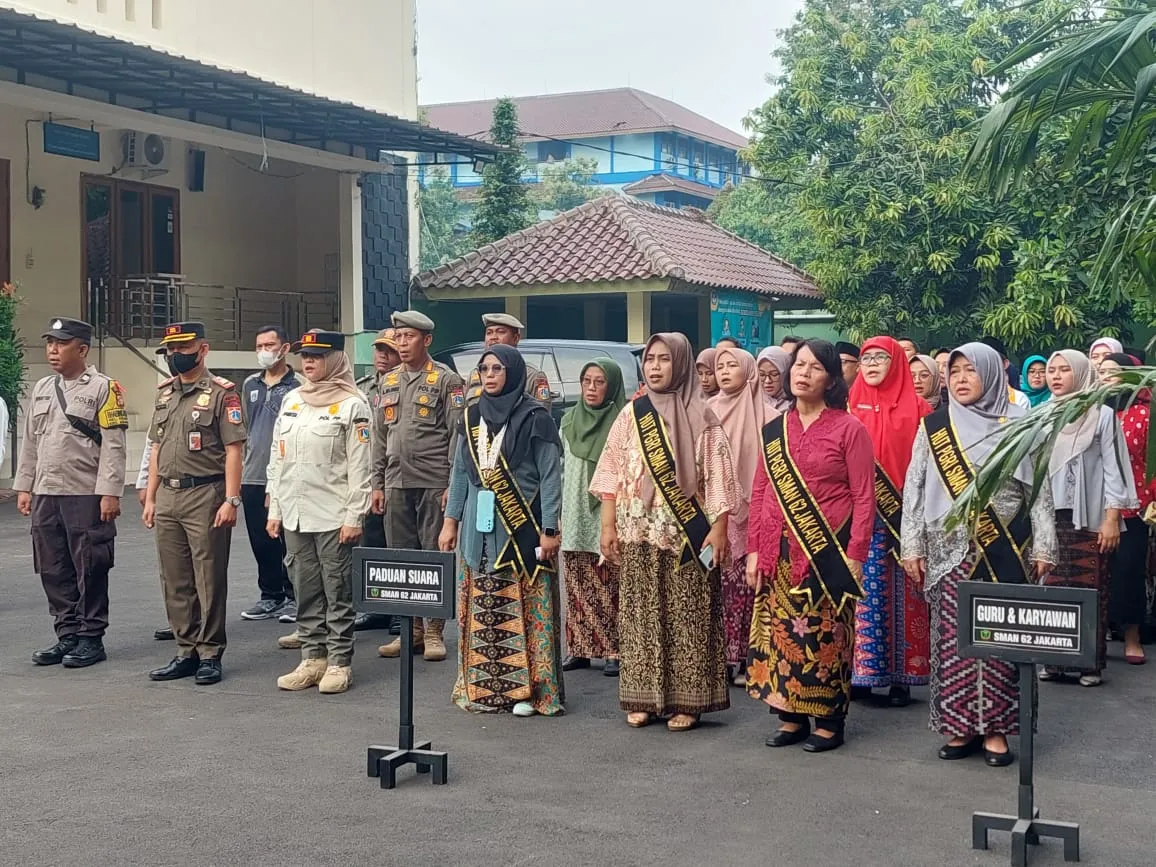Peringati HGN 2023 , Bhabinkamtibmas Kelurahan Kramat Jati hadiri Upacara di SMA Negeri 62 Jakarta