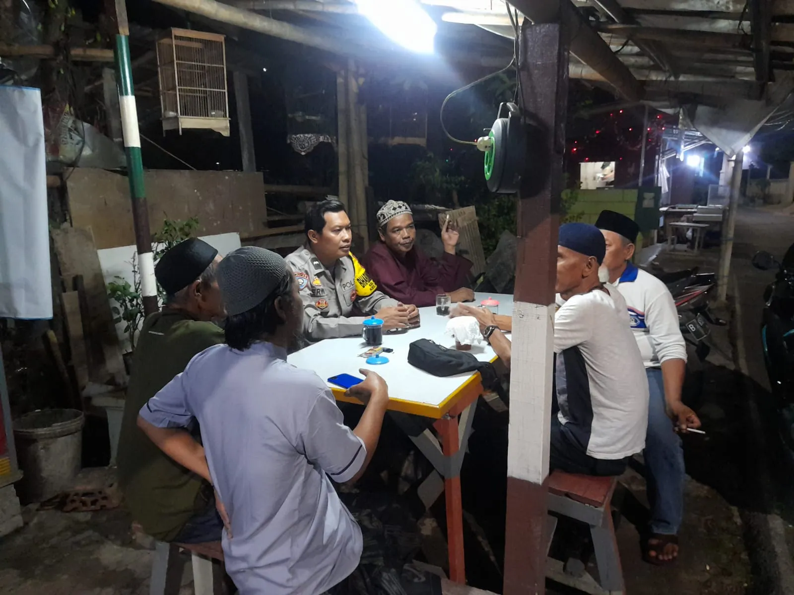 Problem Solving Bhabinkamtibmas Berakhir Kekeluargaan di Poskamling